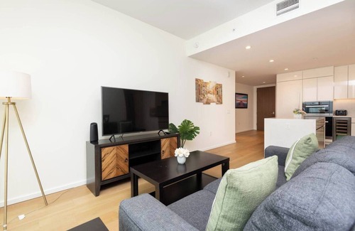 Financial District Apartment | Chic 3BR High-rise Apartment with Gym, Rooftop Pool, Spa & Rooftop Views