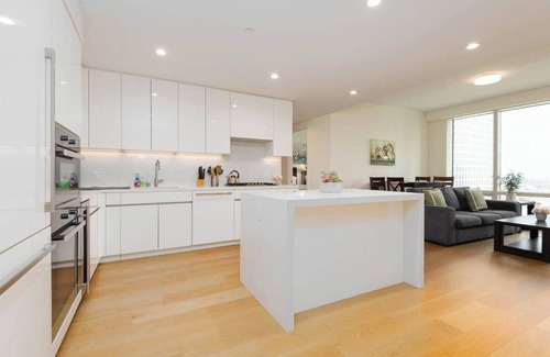 Financial District Apartment | Chic 3BR High-rise Apartment with Gym, Rooftop Pool, Spa & Rooftop Views