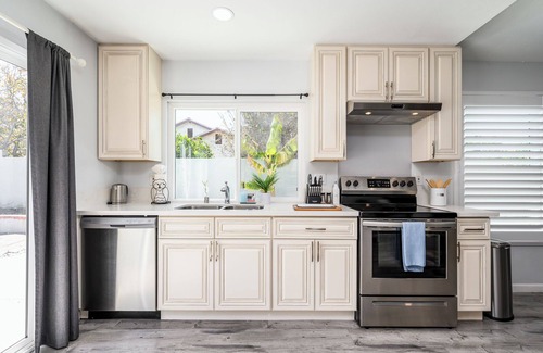 Santa Ana House | Chic 3BR w/Insta Wall & Arcade & Mins to Disney!