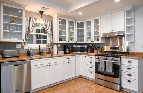 Placentia House | Chic 4BR Entertainer - Arcade & CLOSE to Disney