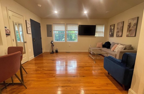 Washington Apartment | Chic 5-bedroom/2 B apartment in Washington with AC, WiFi