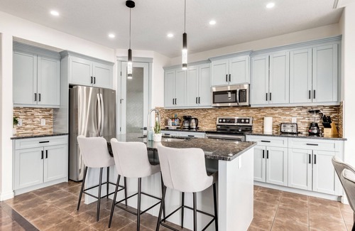 Evanston House | Chic 9-Bed Oasis Jacuzzi AC BBQ Fireplace