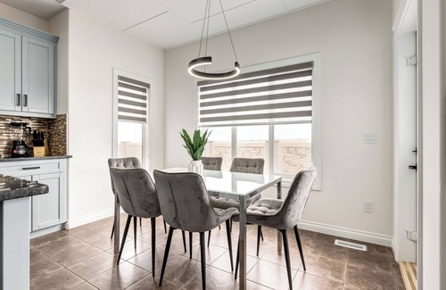 Evanston House | Chic 9-Bed Oasis Jacuzzi AC BBQ Fireplace