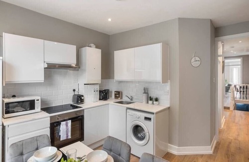 Harringay Apartment | Chic and Radiant Retreat in Harringay Ladder