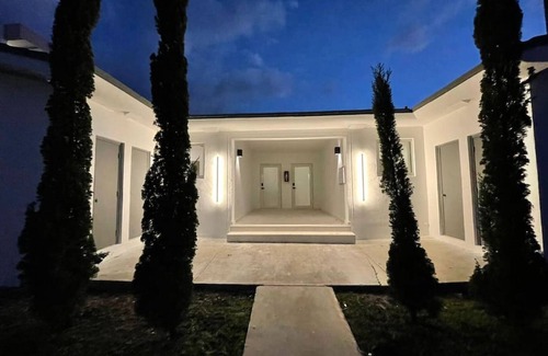 Eastern Shores Condo | Chic apartment beside canal and near beach