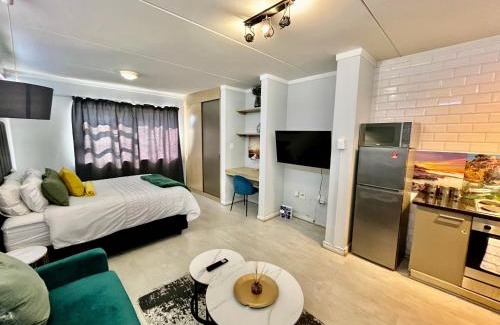 Greater Johannesburg Metropolitan Area Apartment | Chic Bachelor Pad in Dainfern, Sandton