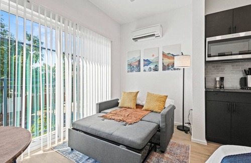 Oak Cliff Apartment | Chic Bishop Arts Suite | Fitness + Yoga + Games