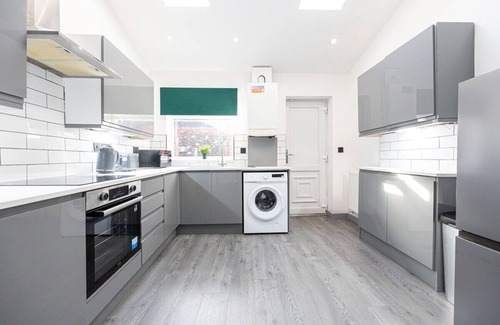 Bolton House | Chic Bolton Retreat : 2BR-Deluxe Cinema Experience