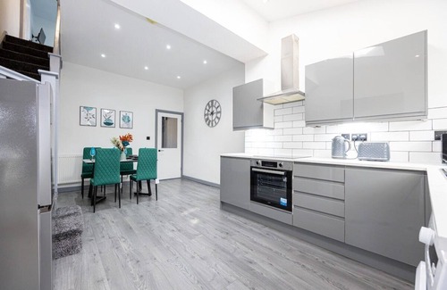 Bolton House | Chic Bolton Retreat : 2BR-Deluxe Cinema Experience