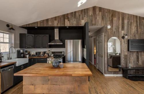 Roscoe House | Chic Cabin with Hot Tub and Fire Pit