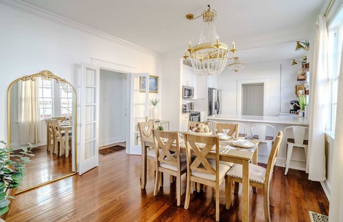 Touro House | Chic & Central w/Parking: Ideal 4 Families/Groups