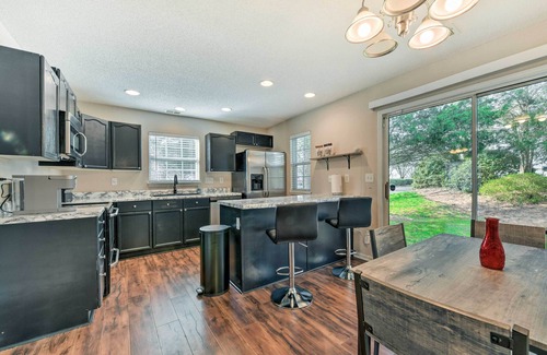 Charlotte House | Chic Charlotte Townhome w/Community Pool