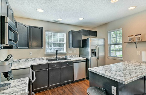 Charlotte House | Chic Charlotte Townhome w/Community Pool