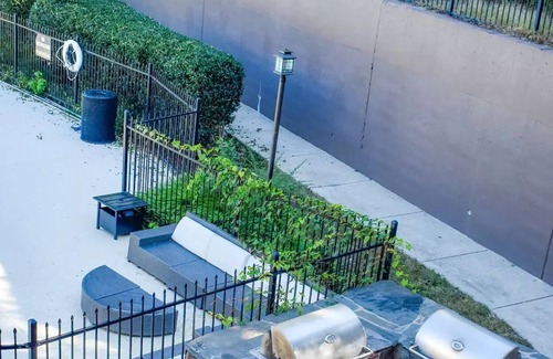 East Forest Apartment | Chic & Charming ~ Queen Bed ~ Pool ~ Gym ~ Parking