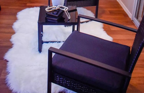 East Forest Apartment | Chic & Charming ~ Queen Bed ~ Pool ~ Gym ~ Parking