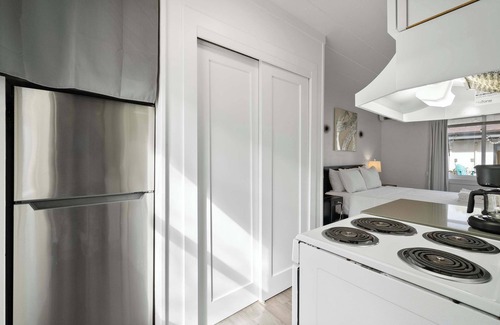 Near East Columbus Apartment | Chic City Retreat 93I Sleeps 2