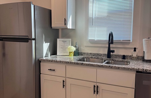 Northside Cottage | Chic Cozy 2 bedroom Cottage in Chapel Hill with AC and private parking
