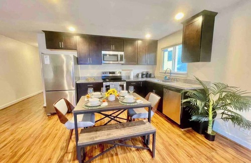West Queen Anne House | Chic & Cozy 2BR/2BA in Queen Anne Comfortabl Stay