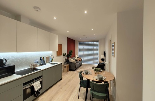 Runnymede Apartment | Chic & Cozy Chertsey Flat with Free Parking & WiFi