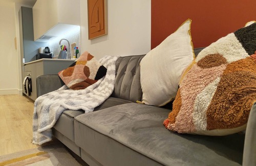 Runnymede Apartment | Chic & Cozy Chertsey Flat with Free Parking & WiFi
