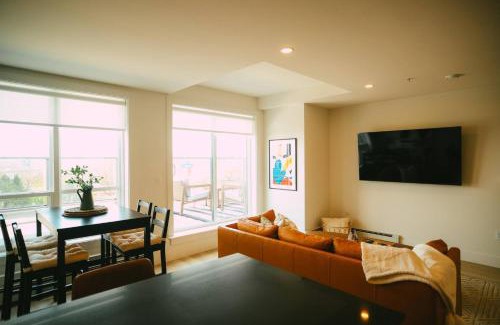 North End Apartment | Chic Cozy Retreat - 2BR - Stunning North End Views