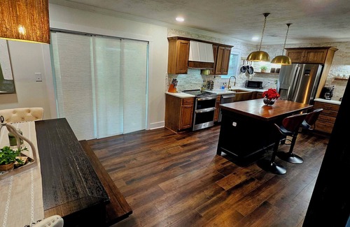 Gracewood House | Chic Designer Getaway; Private Cul-de-Sac; Veteran-Owned