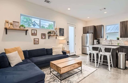Govalle House | Chic East Austin Home-New-Walkable-Free Parking