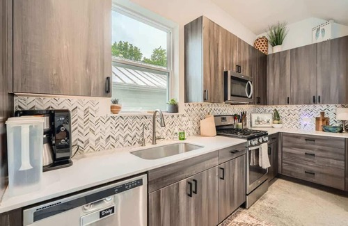 Govalle House | Chic East Austin Home-New-Walkable-Free Parking