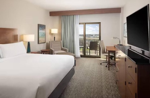 St. Petersburg - Clearwater Hotel | Chic Getaway near Beach & Downtown | Infinity Pool, Spa Services