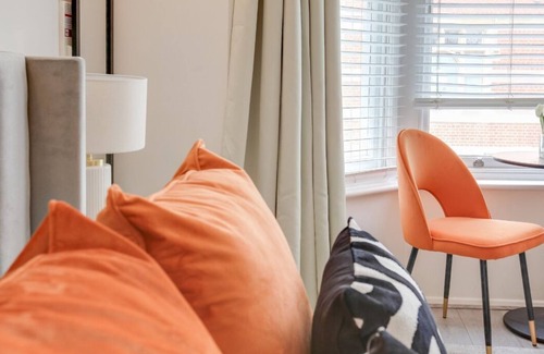 Southend-on-Sea Apartment | Chic & Gorgeous Studio City Centre Nr High Street by Luxiety Stays