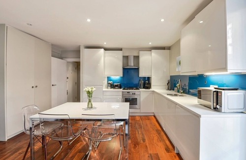 Elephant and Castle Apartment | Chic High-End 1BD Flat - Near Borough Market!