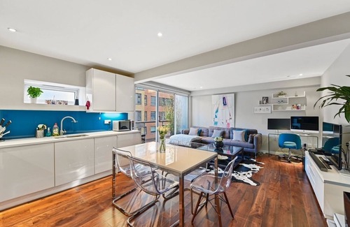 Elephant and Castle Apartment | Chic High-End 1BD Flat - Near Borough Market!
