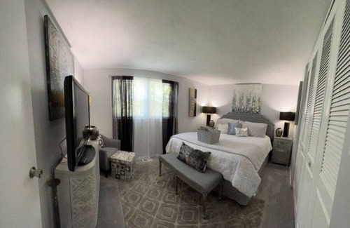 Mosby House | Chic Home 11 mins to Airport with Screened-In Porch
