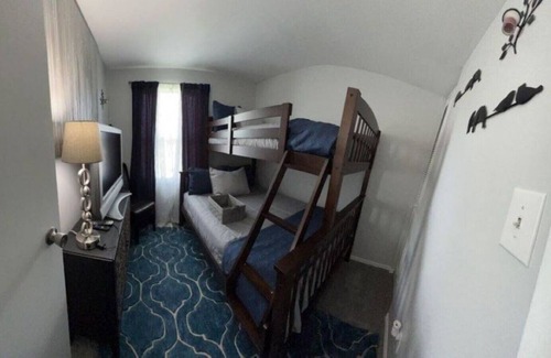 Mosby House | Chic Home 11 mins to Airport with Screened-In Porch
