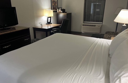Schaumburg Hotel | Chic hotel with WiFi, fitness room, AC in lovely Schaumburg
