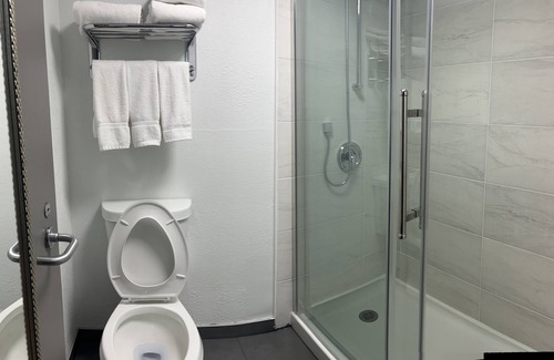 Schaumburg Hotel | Chic hotel with WiFi, fitness room, AC in lovely Schaumburg