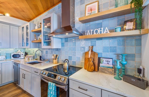Kahana Condo | Chic Island Living overlooking ocean-Pohailani 210-Comfy Lanai daybed-Cold AC