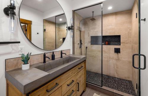 Estes Park House | Chic Lakefront Cabin - Unbeatable Views! Jacuzzi, Two Patios, Indoor Outdoor Fireplace