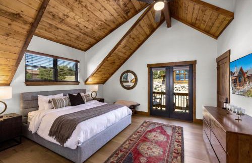 Estes Park House | Chic Lakefront Cabin - Unbeatable Views! Jacuzzi, Two Patios, Indoor Outdoor Fireplace