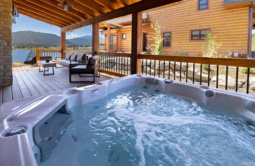 Estes Park Cabin | Chic Lakefront Cabin - Unbeatable Views! Jacuzzi, Two Patios, Indoor/Outdoor Fireplace