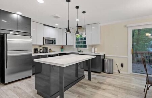 Herndon Apartment | Chic Large 3 Bdrm DC 30m, IAD 12min, Shopping