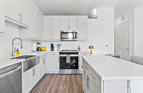 Highland Apartment | Chic & Lux 1BR Apartment Suites on Train Line to DT & Domain