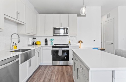 Highland Apartment | Chic & Lux 1BR Apartment Suites on Train Line to DT & Domain