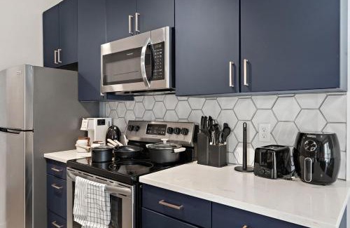 Downtown Minneapolis Apartment | Chic & Luxury 1Bd Condo In Downtown Minneapolis, Minutes From Minneapolis Convention Center & US Bank Arena