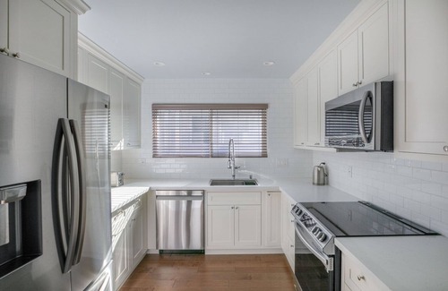 Downtown Apartment | Chic Menlo Park 2BR w/Parking & A/C, nr Dining & Tech, by Blueground