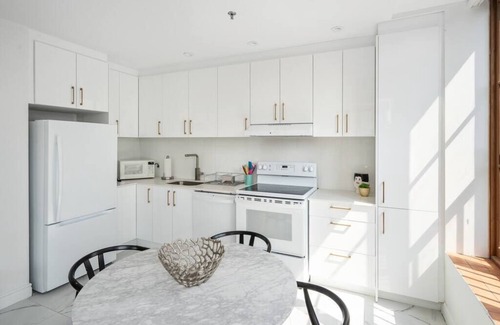 Old Montreal Apartment | Chic & Modern 3B 1B Apt | Old Mtl | St Paul St |