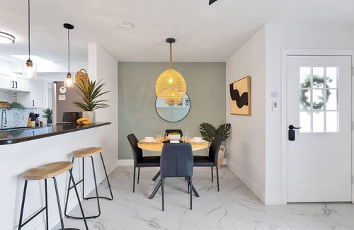 Town N County Park House | Chic & Modern Getaway -Close to Beach , Local Fun & Attractions