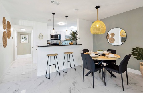 Town N County Park House | Chic & Modern Getaway -Close to Beach , Local Fun & Attractions