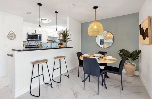 Town N County Park House | Chic & Modern Getaway -Close to Beach , Local Fun & Attractions