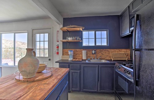 Morongo Valley House | Chic Morongo Valley Home: Mtn Views & Pergola